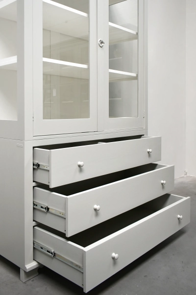 Zweedse vitrinekast 2-7032